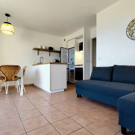 Bright With Sea View And Pool Apartmán